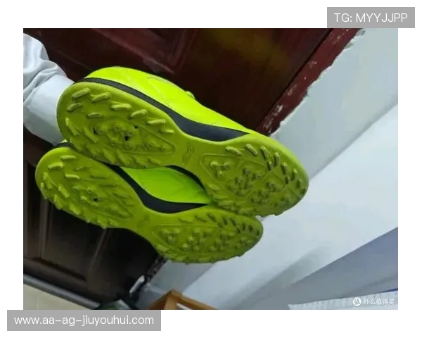 POA足球鞋：创新设计与卓越性能完美融合引领足球装备新潮流